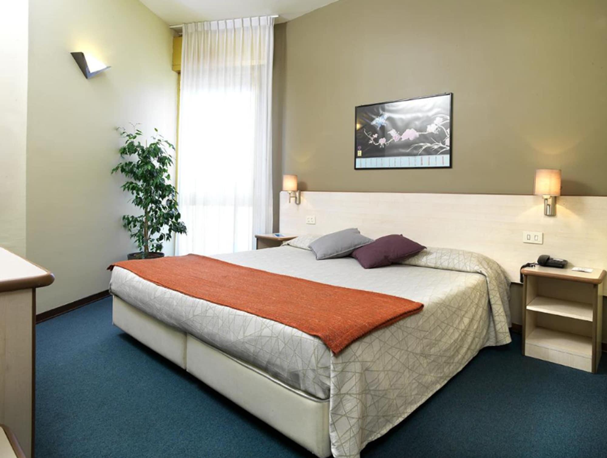 Hotel Ristorante Alcide Poggibonsi Buitenkant foto