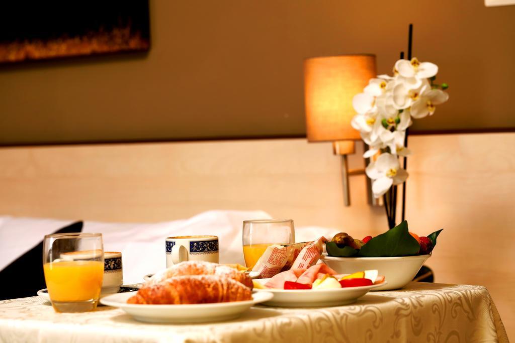 Hotel Ristorante Alcide Poggibonsi Buitenkant foto