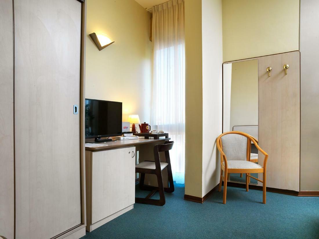 Hotel Ristorante Alcide Poggibonsi Buitenkant foto